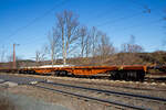 Sechsachsiger Gelenkwagen (Gelenk-Containertragwageneinheit), der Gattung Sggrss 80´ (33 52 4960 050-3 BG-WASCO) der WASCOSA AG (eingestellt in Bulgarien) am 30.03.2021 im Zugverband bei der