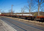 Gelenk-Containertragwagen 37 80 4951 002-7 D-AAEC der Gattung Sggrs 6 der AAE Cargo AG (heute zur VTG AG) am 30.03.2021 im Zugverband bei der Durchfahrt in Rudersdorf (Kr.