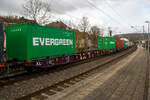 Vierachsiger Drehgestell-Containertragwagen 37 84 4576 284-2 NL-RRL, der Gattung Sggnss-xl (Sggnss 80’XL), der niederlndischen Vermietungsfirma RailRelease B.V.