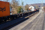 Leerer sechsachsiger Drehgestell-Gelenk-Containertragwagen / 6-achsiger Containertragwagen, 31 81 4953 018-6 A-RCW der Gattung Sggmrs 90‘ - Baureihe S97, der Rail Cargo Austria AG, ex 33 68 495 3 018-1 D-AAEC, am 18 Februar 2025 im Zugverband bei der Zugdurchfahrt in Kirchen/Sieg. 

Dieser Wagen (Baujahr 2005) wurde wohl von der VTG (die ja die AAE Cargo AG übernommen hat) an die Rail Cargo Group verkauft. Die Wagen der Gattung Sggmrs wird für den Transport von Containern und Wechselbehältern verwendet und hat drei zweiachsige Drehgestelle. Die Flachwagen sind für 20-, 30-, 40- und 45-Fuß-ISO-Container und Wechselbehälter geeignet.

TECHNISCHE DATEN:
Spurweite: 1.435 mm (Normalspur)
Länge über Puffer: 29.590 mm
Drehzapfenabstände: 2 x 12.025 mm
Achsabstand in den Drehgestellen: 1.800 mm
Laufraddurchmesser: 920 mm (neu)
Ladelänge: 2x 13.820 mm (90 ft.)
Höhe der Ladeebene über S.O.: 1.155 mm
Eigengewicht: 29.000 kg
Max. Zuladung: 94,0 t (ab Streckenklasse C) / 106,0 t (ab Streckenklasse D)
Höchstgeschwindigkeit: 100 km/h (beladen) / 120 km/h (leer)
Kleinster befahrbarer Gleisbogen: R 75 m
Bremse: 2 x KE-GP-A (K)
Bremssohle: Jurid 816M
Verwendungsfähigkeit: RIV
