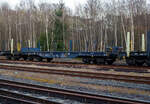 Leerer vierachsiger Drehgestell-Flachwagen 37 80 4505 104-2 D-ERR, der Gattung Sgmmns², der Vermietungsfirma ERR European Rail Rent GmbH (Duisburg), am 18 März 2025 im Zugverband bei einer