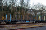 Leerer vierachsiger Drehgestell-Flachwagen mit stabilen Rungen, 37 80 4616 035-4, der Gattung Smnps 1, der ERR European Rail Rent GmbH (Duisburg), vermietet an MANNESMANN (Mannesmann Precision Tubes