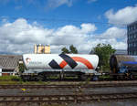 Drehgestell-Zementsilowagen 33 85 932 6 012-2 CH-HOLCH, Gattung Uacns, der  Holcim AG (Schweiz) am 12.09.2017 abgestellt in Zrich (aufgenommen aus einem Zug heraus).