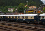 Der VSOE Pullman Speisewagen N� 4141 (F- VSOE 61 87 09-70 141-0 [P]), ex CIWL 4141, im Zugverbund vom Venice Simplon-Orient-Express am 02.08.2019 beim Halt in G�schenen (CH), leider bei Regen.