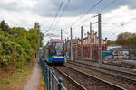   Der R1.1 Niederflur-Gelenktriebwagen 9455 der SWB (Stadtwerke Bonn Verkehrs GmbH) erreicht am 15.09.2018, als Straenbahn-Linie 62 nach Dottendorf, bald die Station Bonn-Beuel Bahnhof.