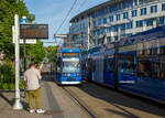 Der Niederflurgelenktriebwagen RSAG 689 der Rostocker Straßenbahn AG vom Typ DUEWAG 6N GTW DE (RSAG 6N1) erreicht am 14.05.2022 den Doberaner Platz.