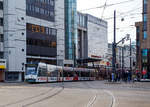 
Der Triebwagen 821 der swa (Stadtwerke Augsburg Verkehrs-GmbH), als Linie 6 (nach Augsburg Friedberg West P+R), erreicht am 08.02.2020 bald die Station Königsplatz. An der Station Augsburg Königsplatz laufen alle Tramlinien zusammen.

Der Triebwagen ist ein NF8 (8xGlNfTwER) ein siebenteiliger Niederflur-Gelenktriebwagen im Einrichtungsbetrieb vom Typ Siemens Combino Basic. Der NF8 hat sechs doppelflügelige und zwei einflügelige Türen.

Der längste Augsburger Straßenbahnwagen ist der 42 Meter lange Combino von Siemens, in Augsburg als NF8 bezeichnet. Die Lieferung der 41 wiederum niederflurigen Fahrzeuge erfolgte in den Jahren 2000 und 2002. Nach größeren technischen Problemen in der Anfangszeit (undichtes Dach, Schwachstellen und Risse in der Karosserie) befinden sich, nach einer Sanierung beim Hersteller, alle Fahrzeuge im Linienverkehr. Die Combinos fahren auf allen Linien und ersetzten die ersten Stuttgarter GT4 sowie die letzten GT5. 

Der Combino wurde von Siemens Düsseldorf (ehemals Duewag AG) als Antwort auf den ständigen Preisdruck am Markt ab 1994 entwickelt. Ziel des innovativen Konzepts war die Umstellung von oft maßgeschneiderten Kleinserien zu einer wesentlich ökonomischeren industriellen Großserienfertigung. Das Fahrzeug wurde als Modulsystem aus standardisierten Baugruppen konzipiert und sollte so möglichst viele Einsatzmöglichkeiten abdecken.

Der Combino wird in Leichtbauweise in Zusammenarbeit mit dem Unternehmen Alusuisse gefertigt. Die verschraubten Baugruppen aus Aluminium-Strangpress-Profilen erreichen eine gut lackierbare Oberfläche. Somit konnten gegenüber herkömmlicher Stahlbauweise Richt- und Spachtelarbeiten eingespart werden.

Die Combino laufen nicht auf Drehgestellen, sondern auf sogenannten Fahrwerken. Die Räder werden in Fahrwerksrahmen gelagert, die gegenüber den dazugehörenden Wagenkästen nicht ausdrehbar angeordnet sind. Zwischen die Laufwerksmodule sind mit Drehgelenken und durch Faltenbälge geschützt längere, laufwerkslose Wagenteile (»Sänften«) eingehängt. Die Räder sind Losräder ohne durchgehende Achswellen, sie werden seitenweise mit Längsmotoren angetrieben. Vorteil dieser Bauart ist der durchgehende Niederflur, der bequemes Einsteigen und Barrierefreiheit (für Rollstuhlfahrer und Kinderwagen) im gesamten Wagen ermöglicht.

Dieses Konstruktionsprinzip hat jedoch unruhige Laufeigenschaften zur Folge, da die Gleisführung auch bei kleinen Richtungskorrekturen auf gerader Strecke unmittelbar auf den gesamten Wagenkasten des Laufwerksmoduls einwirkt und nicht nur auf ein Drehgestell wie bei konventioneller Bauform. Das bedeutet ein Zweiachsern vergleichbares Laufverhalten und einen erhöhten Verschleiß der Radreifen und des Gleises, selbst auf gerader Strecke. Zusätzlich gibt es durch die fehlenden Achswellen keine Selbstzentrierung im Gleis. Diese Problematik ist bei vielen Niederflurstraßenbahnwagen zu beobachten. Die Verschleißwerte sind jedoch von vielen Parametern (Schienenmaterial, Unterbau, Gleiszustand, Fahrweise, Spurkranzschmierung, uvm.) abhängig, weshalb bei demselben Fahrzeugtyp je nach Einsatzort sehr unterschiedliche Werte erreicht werden können.

Die Modulbauweise der Combinos ist so ausgelegt, dass die Fahrzeuge theoretisch ohne großen Aufwand verlängert oder verkürzt werden könnten (wie bei zahlreichen Fahrzeugen von Bernmobil realisiert). So sind beispielsweise alle für ein Antriebsmodul nötigen Steuerungselemente direkt über diesem angeordnet, was insbesondere aufwändige Verkabelungsarbeiten vermeidet. In vielen Aspekten bieten die Fahrzeuge auch Vorteile bei der regulären Wartung: So können beispielsweise die Motor- und Getriebeeinheiten seitlich entnommen werden, ohne den Wagen anheben zu müssen. Im Innenraum sind in den langen Modulen alle Sitze an der Seitenwand befestigt; der Boden ist dort frei von Stützen und kann leicht gereinigt werden, die Sitzanordnung lässt sich durch Verschieben der Sitze auf der Befestigungsschiene bei Bedarf ohne große Umbauten anpassen.

TECHNISCHE DATEN:
Spurweite: 1.000 mm
Achsfolge: Bo' 2' Bo' Bo'
Gesamtlänge: 41.960 mm  
Wagenkastenbreite : 2.300 mm
Türanordnung: 1-22--22--22-1
Sitzplätze: 101 und 6 Klappsitze
Stehplätze: 145 (4 Pers/m²)
Netzspannung:  750 V DC Oberleitung
Leistung: 6 x 100 kW
Höchstgeschwindigkeit: 70 km/h
Fußbodenhöhe: 330 / 300 mm 
Achsabstand im Drehgestell: 1.800 mm
Treib- und Laufraddurchmesser: 600 mm (neu) / 520 (abgenutzt)
Eigengewicht: 43.700 kg
Anzahl und Art der Fahrmotoren: 6 Radblock Asynchron-Fahrmotoren
Bremssysteme: Elektro-hydraulische Schienenbremse, Federspeicherbremse
