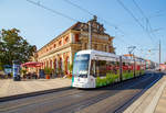   Der fünfteilige Stadler Variobahn Einrichtung-Triebwagen ViP 421   Opole   (Potsdamer Partnerstadt  in Polen) fährt am 19.09.2018 als Linie 91 gerade an dem Marstall des Potsdamer