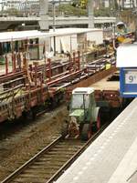 Fendt 270 V Traktor im Einsatz zum Bewegen von Gterwagen. Gleis 9 Rotterdam Centraal Station 05-10-2011.

Fendt 270 V tractor in gebruik om goederenwagens mee te verplaatsen. Spoor 9 Rotterdam CS 05-10-2011.