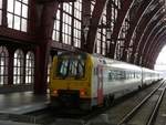 NMBS MW41 Triebzug 4172 Gleis 6 Antwerpen Centraal Station 31-10-2014.


NMBS MW41 treinstel 4172 spoor 6 Antwerpen Centraal Station 31-10-2014.