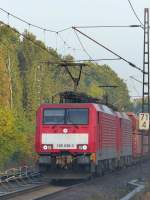 DB Schenker 189 038-3 met Schwesterlok in Herbstnebel.