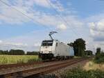 Lineas locomotief 186 424-8 (91 80 6186 424-8 D-Rpool) bei Bahnbergang Wasserstrasse, Hamminkeln 18-08-2022.