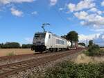 Metrans HHLA (Hamburger Hafen und Logistik AG) Lokomotive 386 035-0 bei Bahnbergang Wasserstrasse, Hamminkeln 16-09-2022.