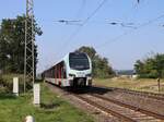 Vias Triebzug ET 25 2207 Abfahrt Bahnhof Mehrhoog bei Bahn�bergang Frietenweg, Hamminkeln 19-09-2024.