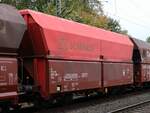 Falns Schttgutwagen mit schlagartiger Schwerkraftentladung mit Nummer 81 80 D-DB 6633 016-3 bei Bahnbergang Grenzweg, Hamminkeln, Deutschland 03-11-2022.