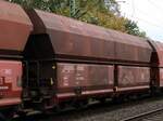 Falns Schttgutwagen mit schlagartiger Schwerkraftentladung mit Nummer 81 80 D-DB 6642 880-1 bei Bahnbergang Grenzweg, Hamminkeln, Deutschland 03-11-2022.