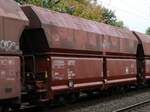 Falns Schttgutwagen mit schlagartiger Schwerkraftentladung mit Nummer 81 80 D-DB 6639 208-0 bei Bahnbergang Grenzweg, Hamminkeln, Deutschland 03-11-2022.