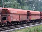 Falrrs 153 Offener Drehgestell-Sch�ttgut-Wageneinheit f�r den Erztransport mit Aufschrift  DB Schenker  und Nummer 82 80 D-DB 6861 641-1 bei Bahn�bergang Haagsche Strasse, Emmerich am Rhein