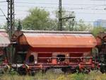 Tds 930 DB Cargo Zweiachsiger Schttgutwagen mit Schwenkdach und dosierbarer Schwerkraftentladung mit nummer 21 RIV 80 D-DB 0722 876-8 Gterbahnhof Oberhausen West 18-08-2022.