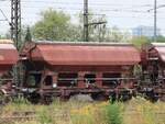 Tds DB Cargo Zweiachsiger Schttgutwagen mit Schwenkdach und dosierbarer Schwerkraftentladung mit nummer 21 RIV 80 D-DB 0721-063-4 Gterbahnhof Oberhausen West Deutschland 18-08-2022.