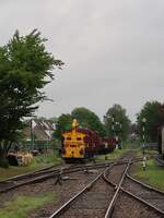 Ausfahrtgleise mit links MBS (Museum Buurtspoorweg) loc 19 ex-NS Sik locomotor 242 Baujahr 1935 Bahnhof Haaksbergen 05-05-2024.