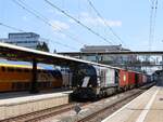 RFO (Rail Force One) Vossloh G 2000 Diesellokomotive 1604 (92 80 1272 403-7 D-ATLU) Gleis 1 Bahnhof Dordrecht 25-06-2024.

RFO (Rail Force One) Vossloh G 2000 diesellocomotief 1604 (92 80 1272 403-7 D-ATLU) spoor 1 station Dordrecht 25-06-2024.