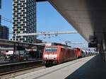 DB Cargo Lok 189 084-7 mit Dieselokomotive 6400. Durchfahrt Gleis 9 Utrecht Centraal Station 18-06-2025.


DB Cargo locomotief 189 084-7 met dieseloocomotief 6400 in opzending voor een goederentrein. Doorkomst spoor 9 Utrecht CS 18-06-2025.
