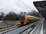 NS DD-IRM-VI Triebzug 8638 durchfahrt Bahnhof Driebergen-Zeist 06-3-2020.