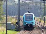 Keolis Eurobahn Stadler FLIRT 3 Triebzug ET 4.02 aus Bad Bentheim (Deutschland) bei Bahnbergang Stadsweg, De Lutte, Niederlande 11-09-2020.