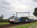 Railpool lokomotive 186 495-8 (91 80 6186 495-8 D-Rpool) bei Bahnbergang Ten Cateweg, Wierden 13-08-2023.