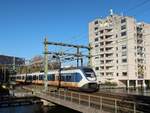 NS SLT Triebzug 2444 und 2657 Eisenbahnbr�cke Galgewaterbrug, Leiden 04-11-2024.