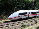 DB ICE neo TRiebzug 8005 (408 005) Bahn�bergang Bovenste Molenweg, Venlo, Niederlande 24-07-2025.