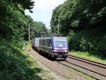 RTB Cargo Lokomotive 186 423-0 (91 80 6186 423-0 D-Rpool) mit dem Name  Running like Clockwork   Bahn�bergang Bovenste Molenweg, Venlo, Niederlande 24-07-2025.