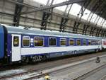 PKP B5mnopuvz Liegewagen mit Nummer 61 51 28-90 001 1 in Amsterdam Centraal Station, Niederlande am 04-06-2014.