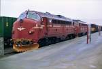 NSB NOHAB Diesellok Di3 629 mit Schwesterlok und Gterzug angekommen in Bod, Norwegen 21-04-1993. Scan und Bild: Hans van der Sluis.

NSB NOHAB dieselloc Di3 629 met zusterloc en goederentrein in Bod, Noorwegen 21-04-1993. Scan van negatief. 