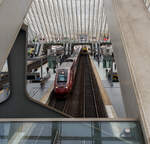Der Eurostar PBKA 4302, ex Thalys PBKA, verlässt am 21 Oktober 2025 den Bahnhof Liège-Guillemins (Lüttich). Er fährt als Eurostar EST 9450 die Verbindung Köln Hbf – Aachen Hbf - Liége-Guillemins - Bruxelles Midi (Brüssel Süd) - Paris Gare du Nord.

Interessant ist die Tatsache das er hier in Belgien sowie in Frankreich unter 25 kV 50 Hz AC (Wechselstrom) seine volle Leistung von 8.800 kW entfalten kann, kann er dann ab Ans (kurz hinter Liége) mit Beginn der HSL 2 mit 300 km/h fahren. In Deutschland unter 15 kV 16 2/3 Hz AC (Wechselstrom) hat er mit 4.460 kW etwas mehr als halbe Leistung, so wäre es selbst wenn auf einer entsprechenden Strecke fahren könnte ein Erreichen der Höchstgeschwindigkeit schwierig. 
