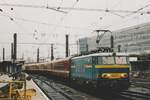 Scanbild: am verregneten 16 September 2004 schleppt NMBS 1601 ein Nahverkehrszug aus Bruxelles-Midi nach schaerbeek -die Glanzzeiten von EuroCity- bzw. TEE-Züge der Reihe 16 siond langst Vergangenheit...