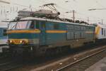 NMBS 1604 steht am 10 September 1999 vor ein Internationalzug nach Oostende in Aachen Hbf.