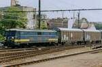 Am 17 Mai 2002 durchfahrt NMBS 2557 mit ein Ganzzug Gent Sint-Pieters.