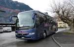 (283'284) - Erika-Reisen, Meltingen - SO 156'916 - Volvo am 19. Dezember 2025 beim Bahnhof Meiringen