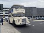 Der Oldtimer Bus Verein Berlin (OBVB) hat den Do 56 der BVG in seine Obhut als Dauerausleihe �bernommen, hier steht dieser Bus am 19. April 2026 am Flughafen BER. 