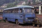Mercedes-Benz/245674/dieser-bus-hat-es-erkennbar-hinter Dieser Bus hat es erkennbar hinter sich! Schade eigentlich;
denn heute wre er ein begehrter Oldtimer. Das gute Stck war  
aber schon zum Zeitpunkt der Aufnahme am 24.5.1990 am Bahnhof
Schnau im Odenwald so desolat.