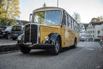 Ein früheres Saurer Postauto von Oldietours Zürisee wartet auf die Fahrgäste am 15.10.16 in Rüti.