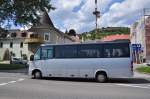 Kleinbus IVECO Dayly aus Niedersterreich im Mai 2015 in Krems gesehen.