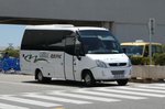 iveco-irisbus/501010/indcar-von-repic-wartet-auf-ankommende Indcar von 'repic' wartet auf ankommende Fluggste am Airport Palma / Mallorca im Juni 2016 