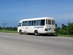 Blick von der Raststätte in Kuba auf den auf der Autobahn hier parkenden Toyota COASTER Kleinbus am 27.