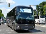 MAN Lion's Coach in Industriegrau von Hagemeier Reisen aus Zeuthen, Brandenburg bei der Bus Demo in Berlin am 17.06.2020.