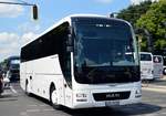 MAN Lion's Coach in weiß von Hagemeier Reisen aus Zeuthen, Brandenburg bei der Bus Demo in Berlin am 17.06.2020.