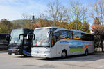 Rechts ein Mercedes Tourismo von Oppenrieder Reisen aus der BRD und links ein Volvo 9900 von Math aus sterreich in Krems gesehen.