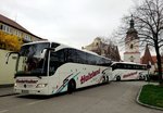 2 Mercedes Tourismo von Niederhuber - Holzland Reisen aus der BRD vor dem Wahrzeichen von Krems an der Donau,das Steinertor,gesehen.